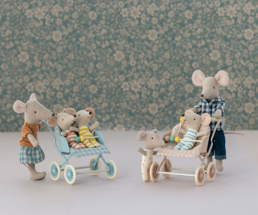 Maileg kinderwagen rose baby muis 3+