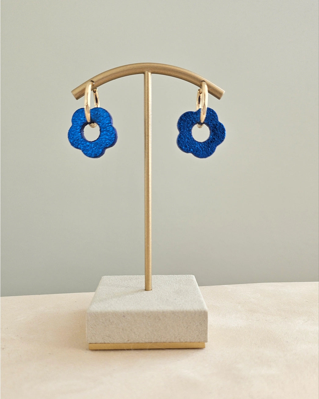 Royal Marais Oorbellen met creolen en bloemen van gerecycled leer Blauw
