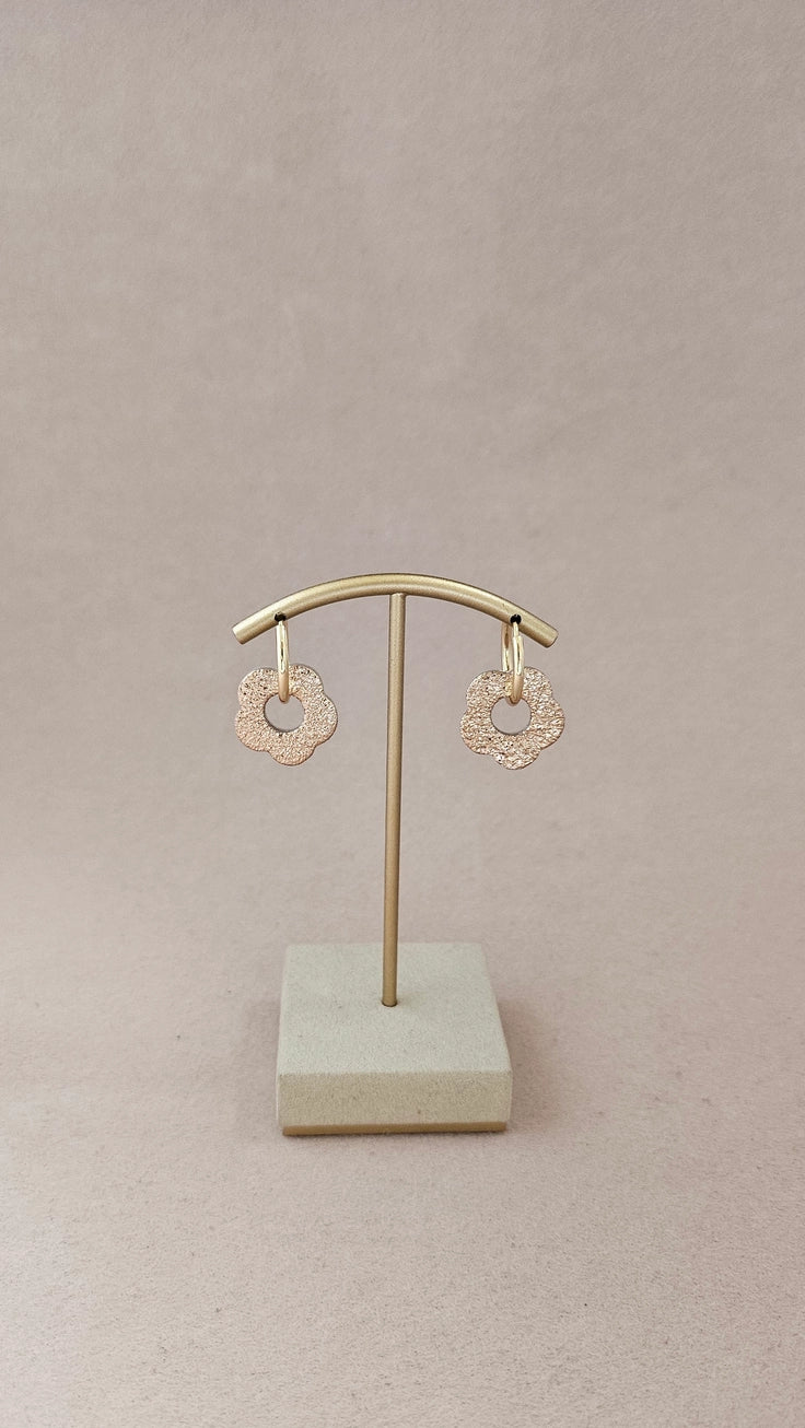 Royal Marais Oorbellen met creolen en bloemen van gerecycled leer