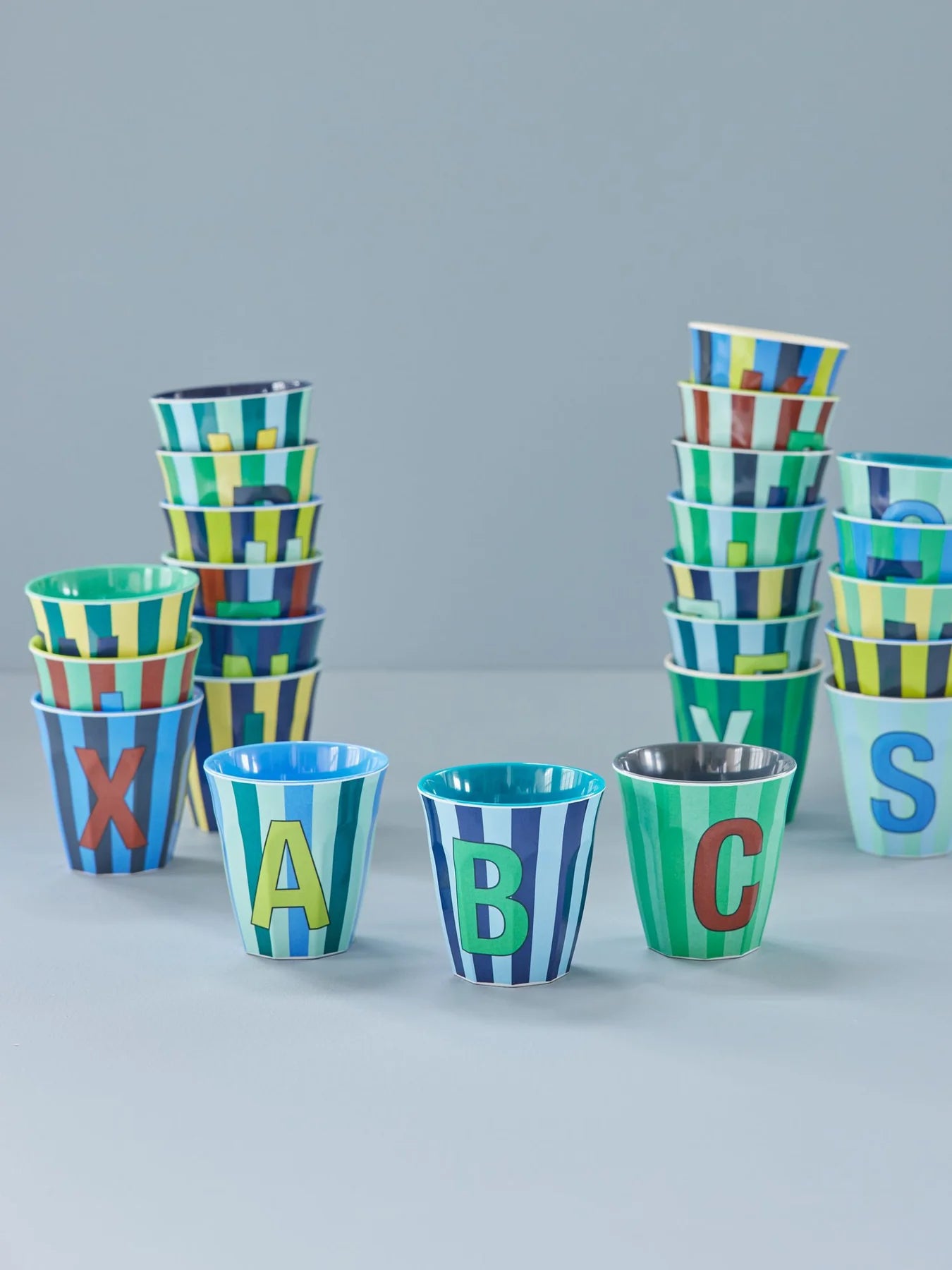 Middelgroot Alfabet Beker - Stripes blauw variant