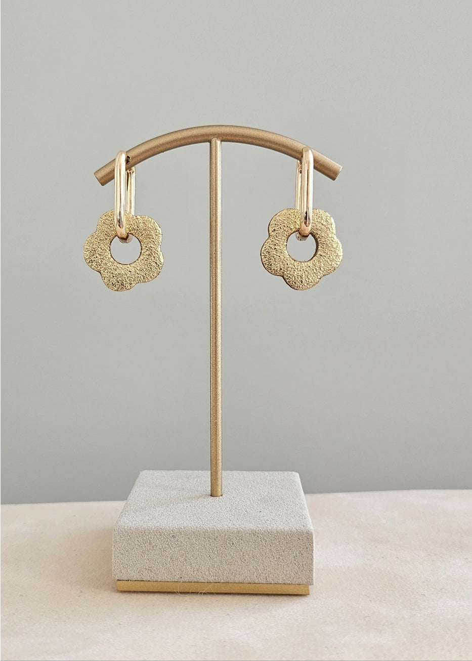 Royal Marais Oorbellen met creolen en bloemen van gerecycled leer goud